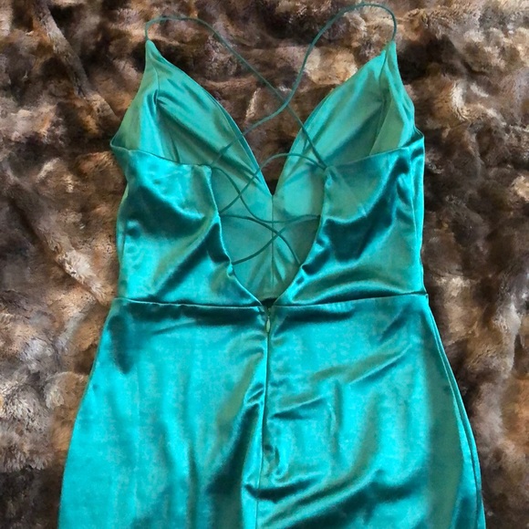 Beautiful emerald green deep plunge strappy midi - Picture 2 of 3